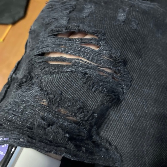 HIGH WAIST RIPPED TRF
DENIM SHORTS - Picture 2 of 5